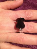 Anillo de alambre plateado de 1,5 mm con "osito" cristal negro